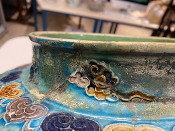 Un vase en porcelaine de Chine fahua &agrave; d&eacute;cor de lions bouddhistes, Ming